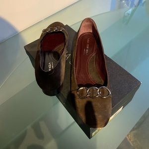 Brown flats with 3 silver circle